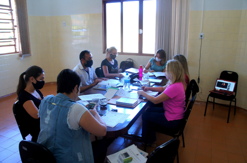 EQUIPE DA SMECDT E GESTORES ESCOLARES SE REÚNEM PARA PLANEJAMENTO E AÇÕES